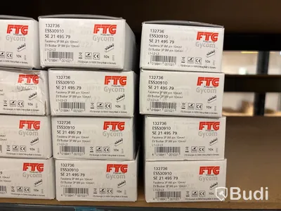5 st hyllor med elmaterial (fasskenor, dvärgbrytare, relän, trafo etc.)