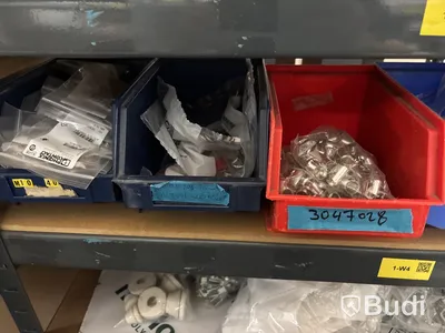 5 st hyllor med elmaterial (fasskenor, dvärgbrytare, relän, trafo etc.)