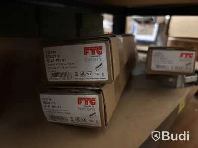 5 st hyllor med elmaterial (fasskenor, dvärgbrytare, relän, trafo etc.)