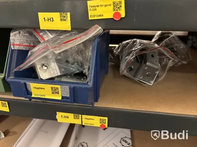 5 st hyllor med elmaterial (fasskenor, dvärgbrytare, relän, trafo etc.)