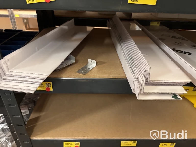 5 st hyllor med elmaterial (fasskenor, dvärgbrytare, relän, trafo etc.)