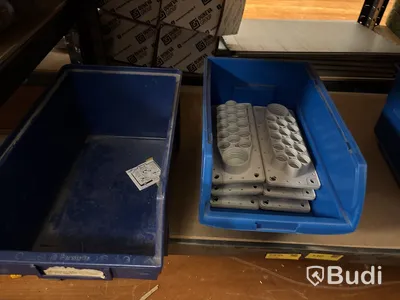 5 st hyllor med elmaterial (fasskenor, dvärgbrytare, relän, trafo etc.)