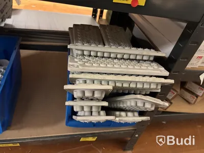 5 st hyllor med elmaterial (fasskenor, dvärgbrytare, relän, trafo etc.)
