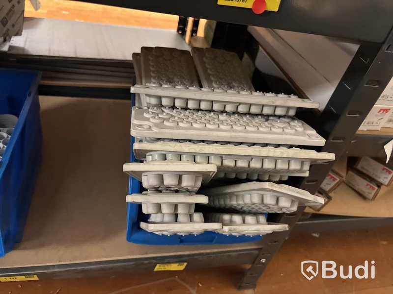 5 st hyllor med elmaterial (fasskenor, dvärgbrytare, relän, trafo etc.)