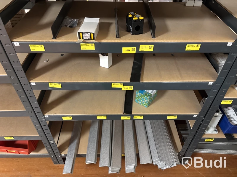 5 st hyllor med elmaterial (fasskenor, dvärgbrytare, relän, trafo etc.)