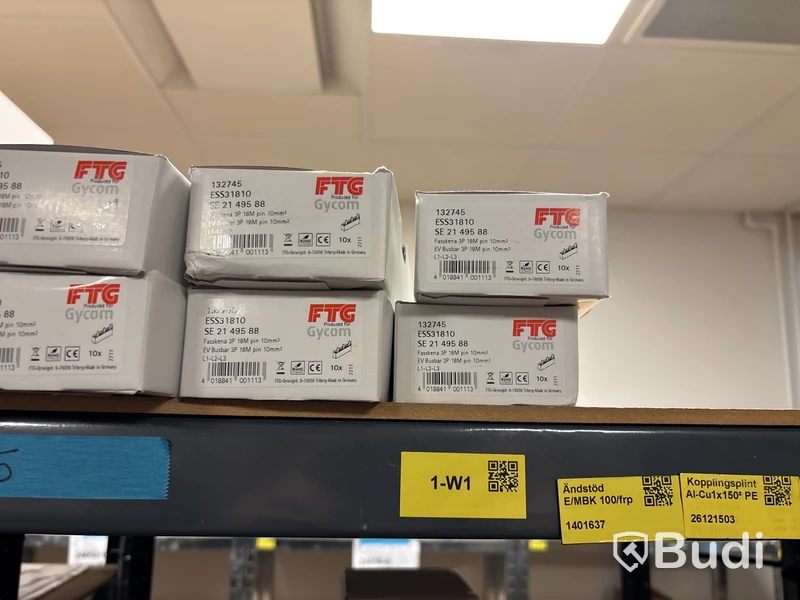 5 st hyllor med elmaterial (fasskenor, dvärgbrytare, relän, trafo etc.)
