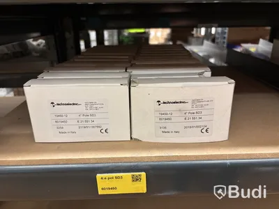 5 st hyllor med elmaterial (fasskenor, dvärgbrytare, plintar etc.)