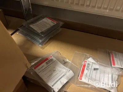 3 st hyllor med elmaterial (switchar, brytare, kabelanslutningar etc.)