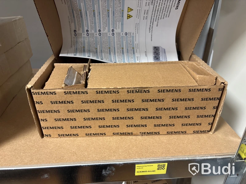 3 st hyllor med elmaterial (switchar, brytare, kabelanslutningar etc.)