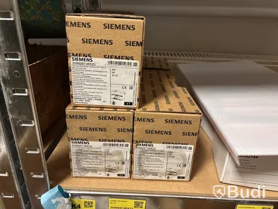 3 st hyllor med elmaterial (switchar, brytare, kabelanslutningar etc.)