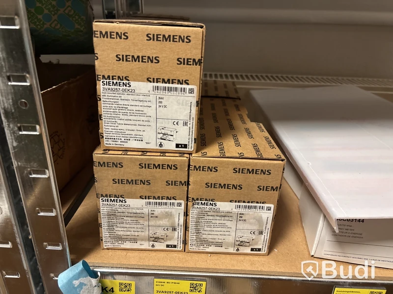 3 st hyllor med elmaterial (switchar, brytare, kabelanslutningar etc.)