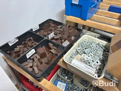 4 st Plåthyllor med innehåll
