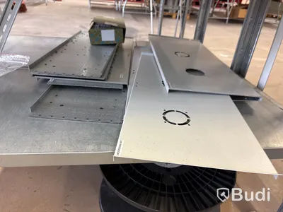 2 st plåthyllor med diverse installationsmaterial