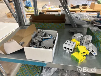 2 st plåthyllor med diverse installationsmaterial
