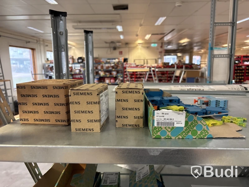 2 st plåthyllor med diverse installationsmaterial