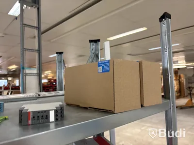 2 st plåthyllor med diverse installationsmaterial