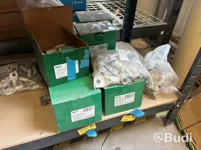 Parti insticksbryggor, kabelskor, isolatorer etc. från Wurth