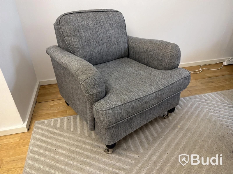 Soffgrupp grå med bord, lampa och konstväxt
