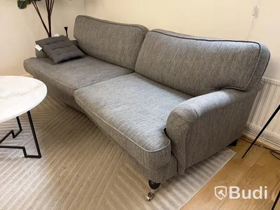 Soffgrupp grå med bord, lampa och konstväxt
