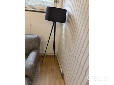 Soffgrupp grå med bord, lampa och konstväxt