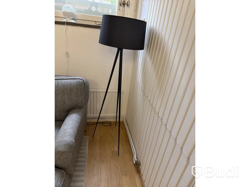 Soffgrupp grå med bord, lampa och konstväxt