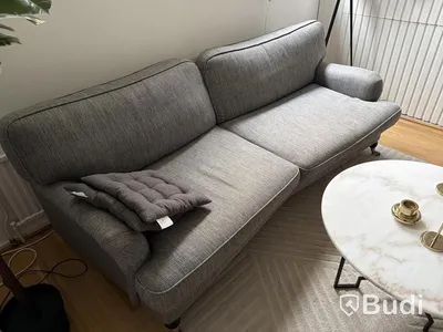Soffgrupp grå med bord, lampa och konstväxt