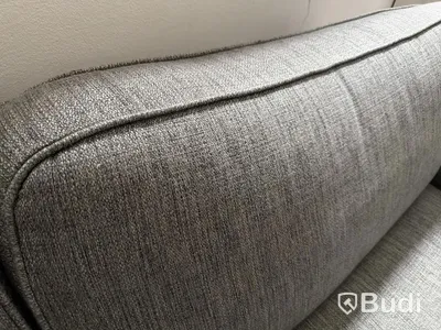 Soffgrupp grå med bord, lampa och konstväxt