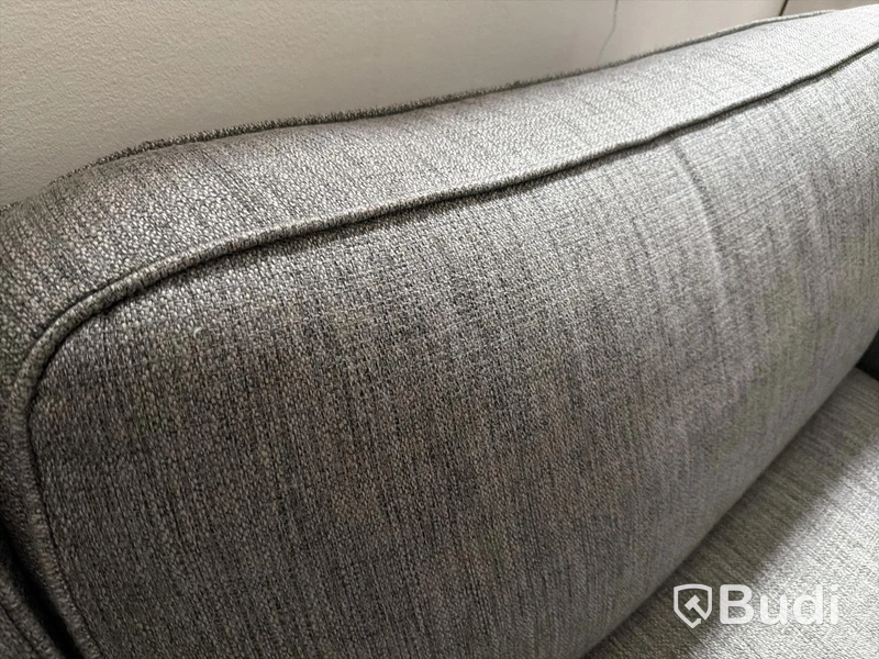 Soffgrupp grå med bord, lampa och konstväxt