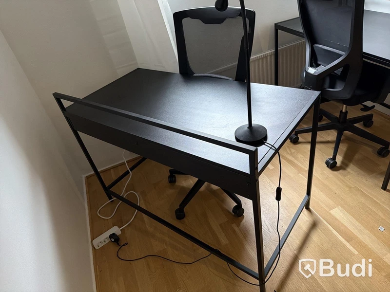 Skrivbord svart med kontorsstol och lampa