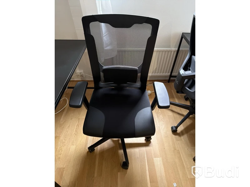 Skrivbord svart med kontorsstol och lampa