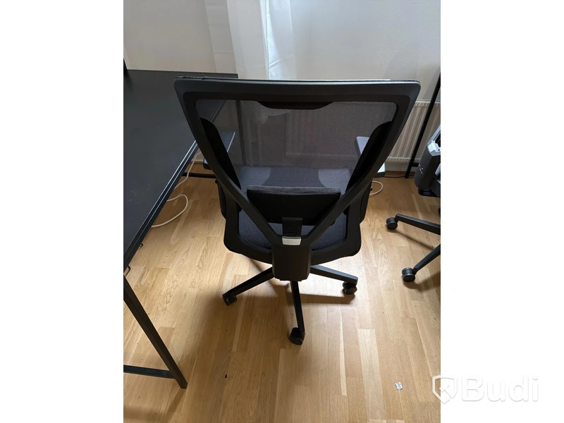 Skrivbord svart med kontorsstol och lampa