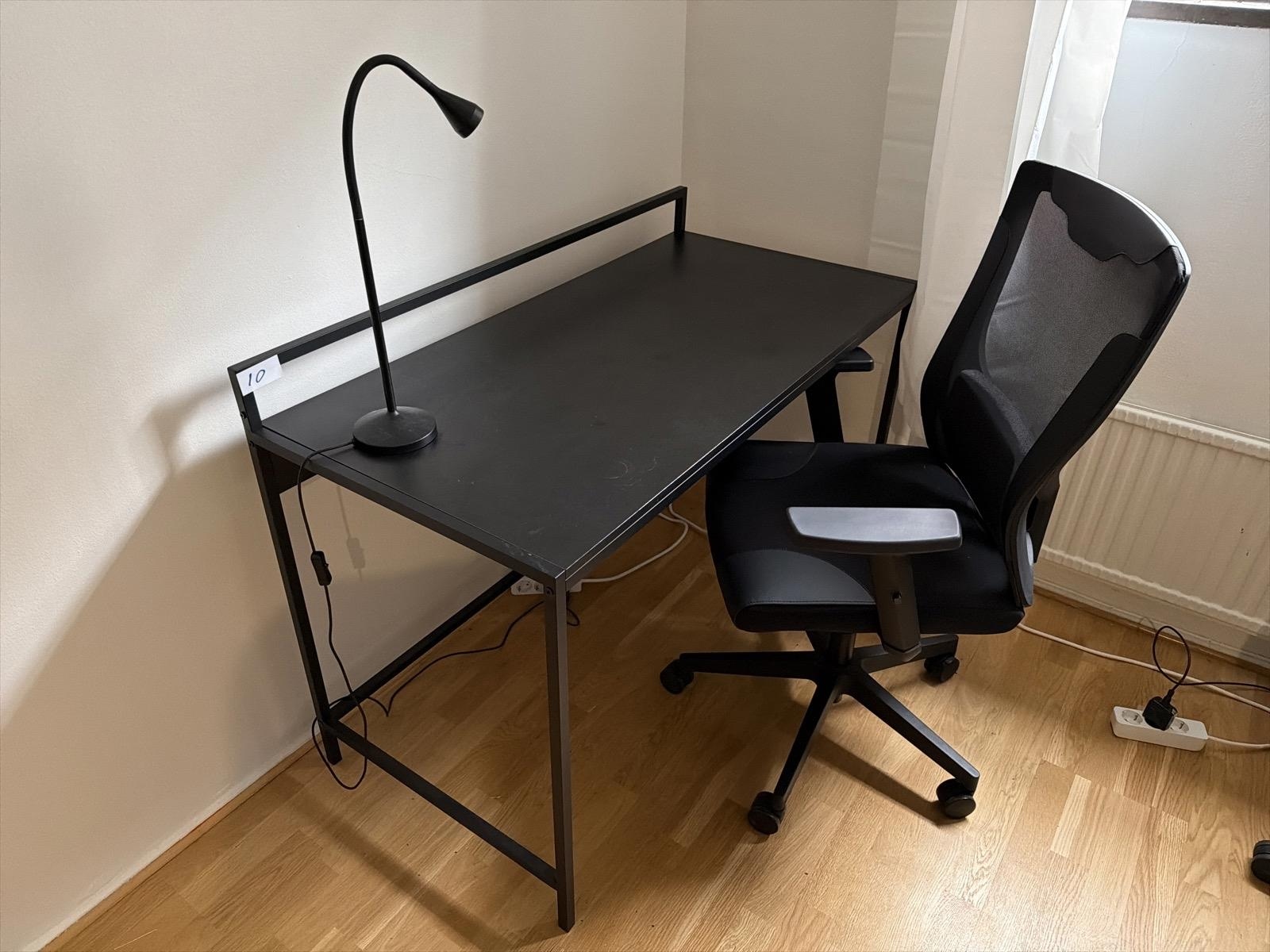Skrivbord svart med kontorsstol och lampa