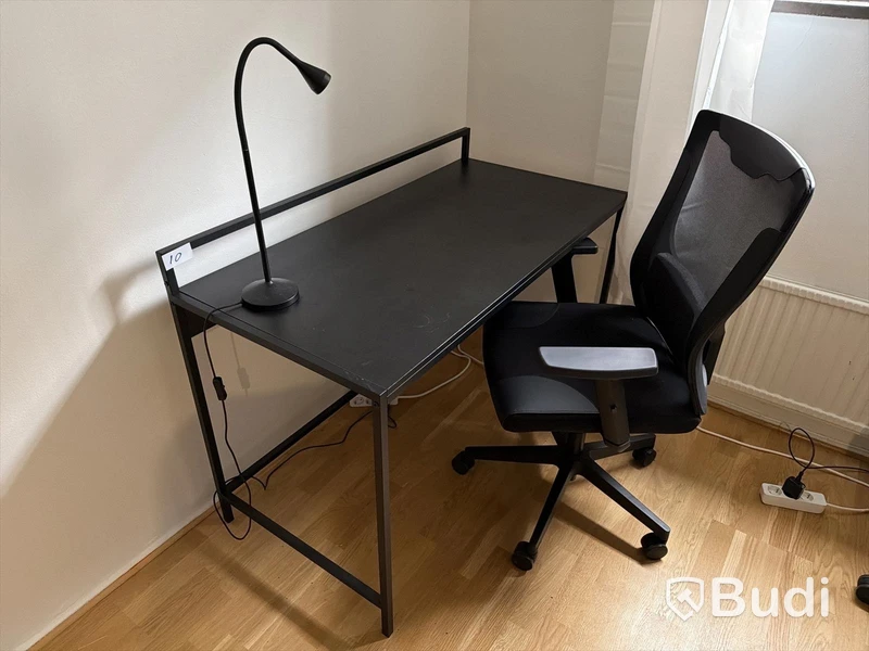 Skrivbord svart med kontorsstol och lampa