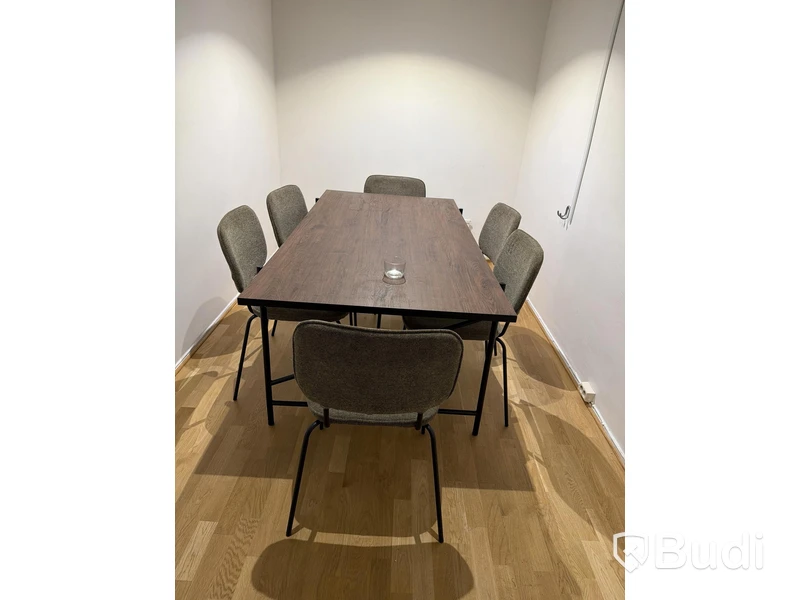 Bord  mörkt trä och 6 st stolar klädsel textil