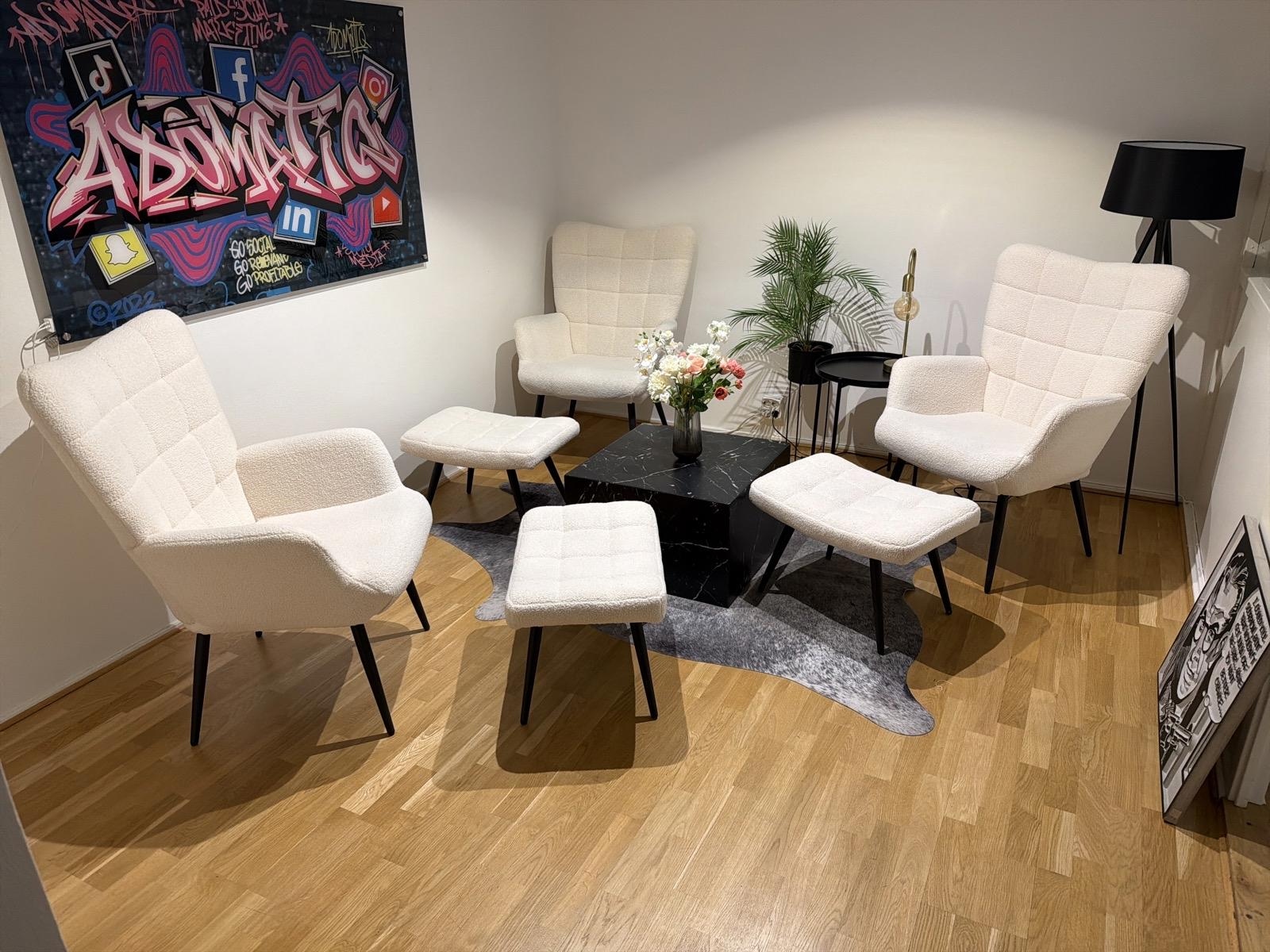 Möbelgrupp, fåtöljer och pallar bord, lampa, konstväxt