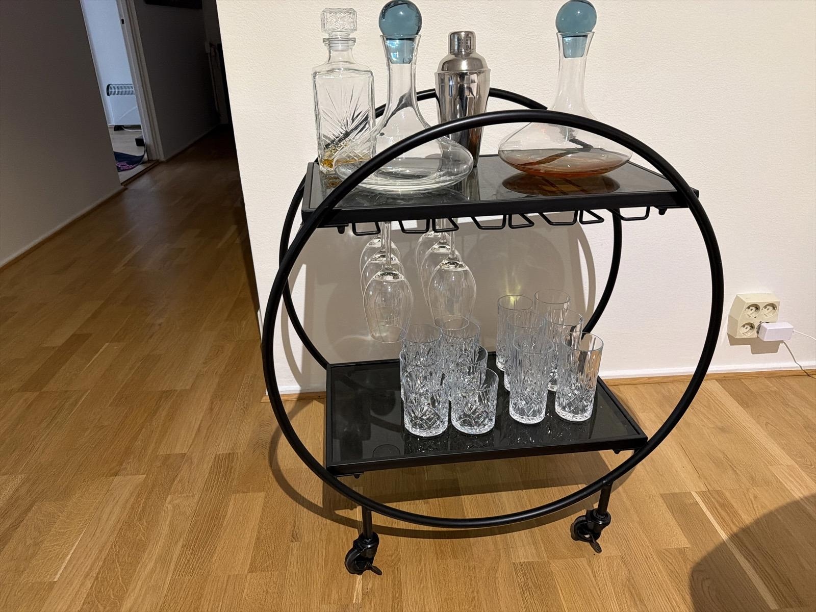 Serveringsvagn, svart metall och glas