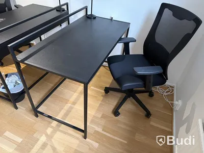 Skrivbord, svart med kontorsstol och lampa