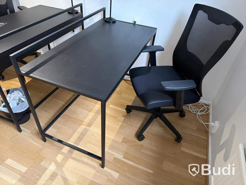Skrivbord, svart med kontorsstol och lampa