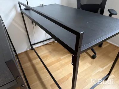 Skrivbord, svart med kontorsstol och lampa