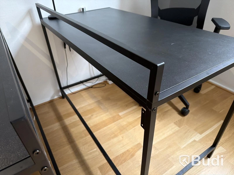 Skrivbord, svart med kontorsstol och lampa