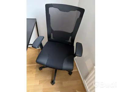 Skrivbord, svart med kontorsstol och lampa