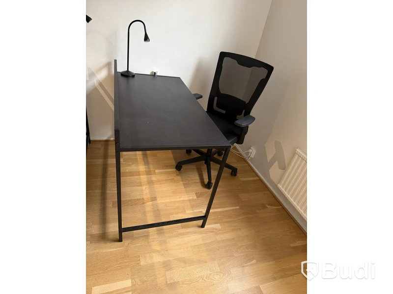 Skrivbord, svart med kontorsstol och lampa