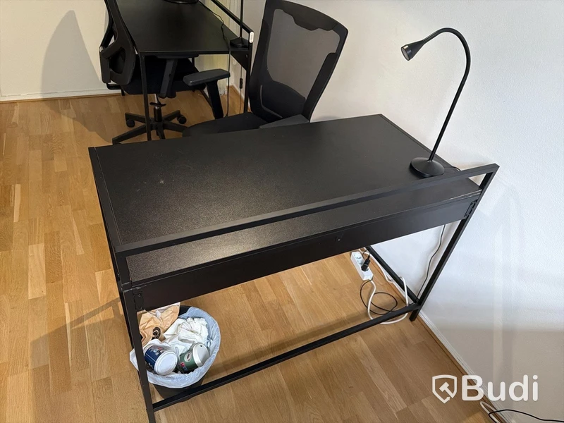 Skrivbord svart med kontorsstol och lampa