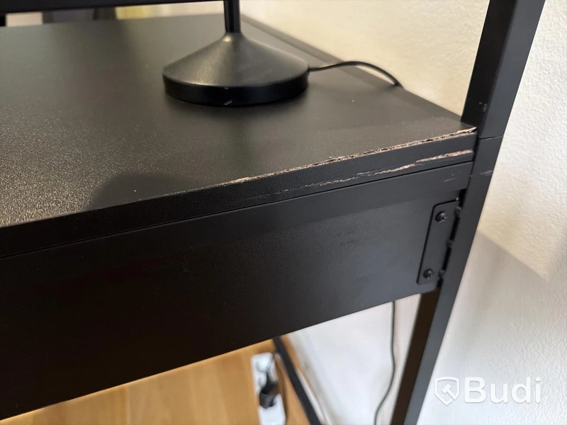 Skrivbord svart med kontorsstol och lampa