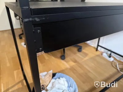 Skrivbord svart med kontorsstol och lampa