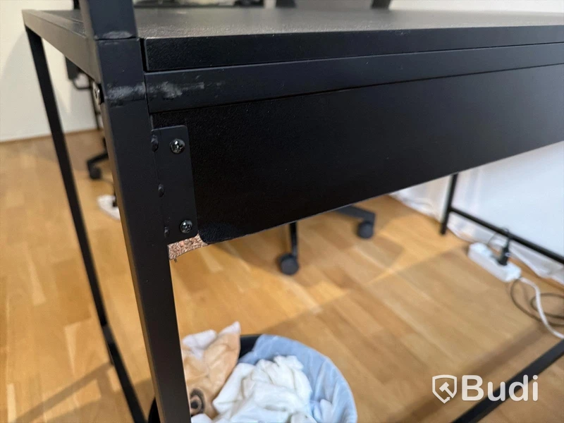 Skrivbord svart med kontorsstol och lampa
