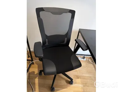 Skrivbord svart med kontorsstol och lampa