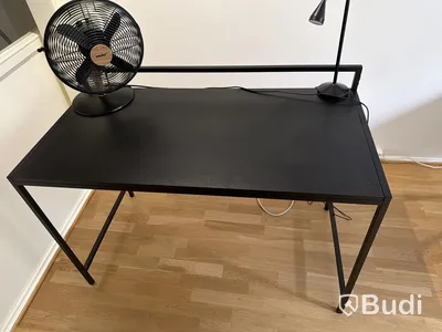 Skrivbord svart med kontorsstol och lampa och fläkt