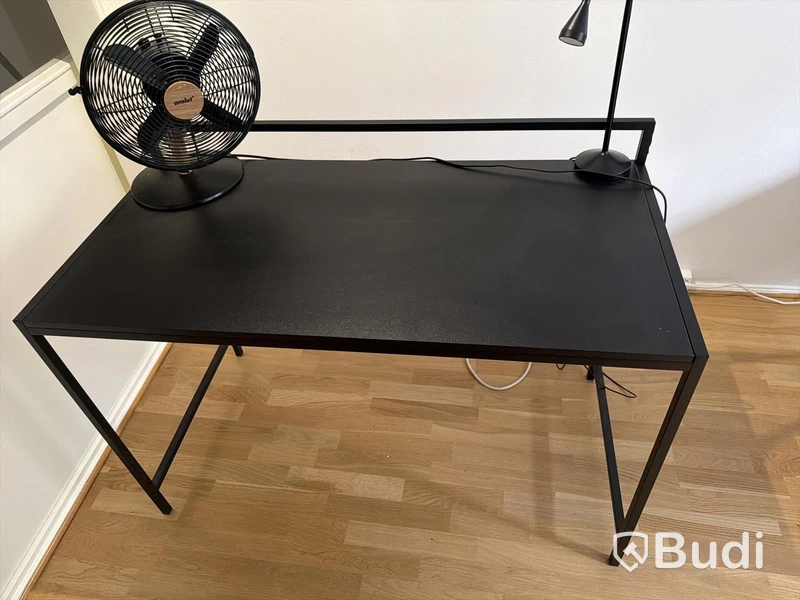 Skrivbord svart med kontorsstol och lampa och fläkt