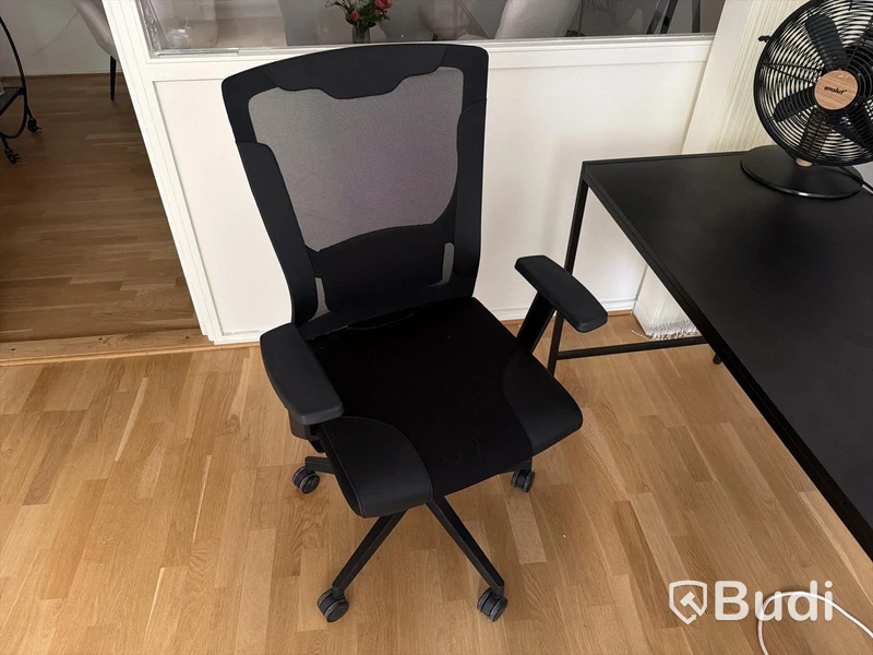 Skrivbord svart med kontorsstol och lampa och fläkt
